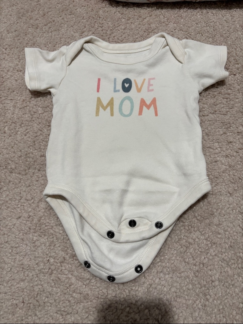 Cream 'I Love Mom' Short-Sleeve Baby Bodysuit